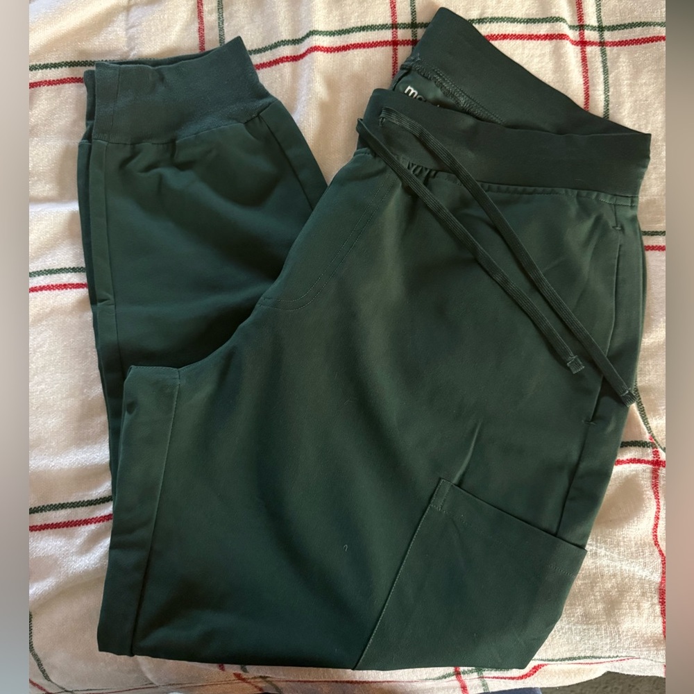 Mandala Women’s Hunter Green Joggers & Top Scrub Set IN PERFECT CONDITION